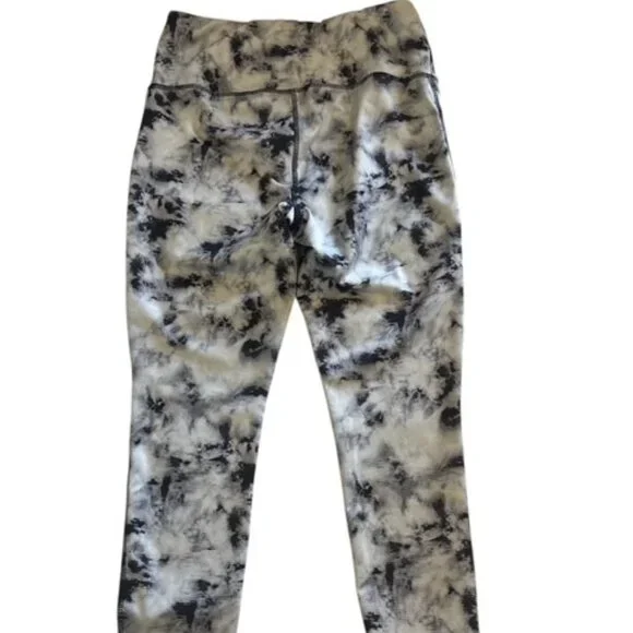 Women's Vogo Athletica Leggings Medium Capri Black White Athleisure Fitfashion - Picture 2 of 10